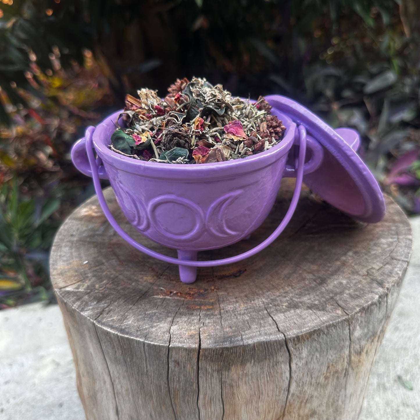 Cauldron - Cast Iron - Lavender Triple Moon with Lid